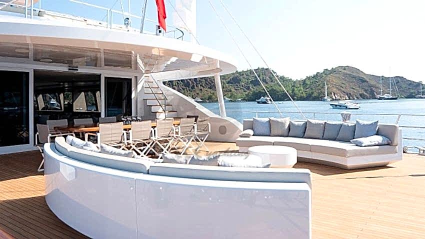 All About U 2 Yacht, Corporate Events Or Family Holiday Plans.