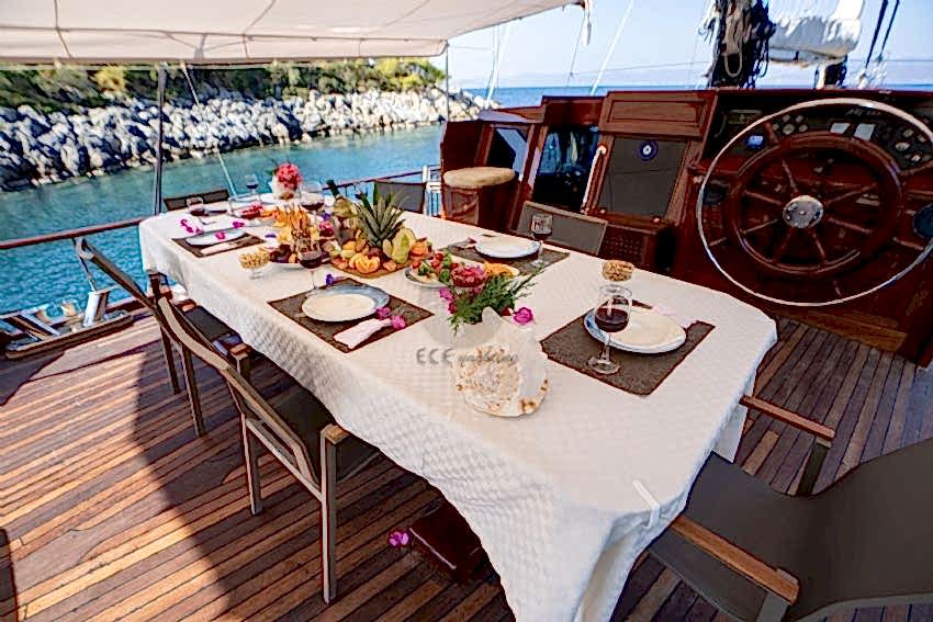 Arielle 1 Arka Güverte & Dinlenme Alanı