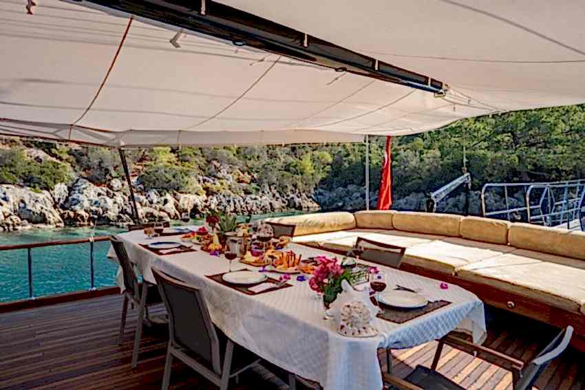 Arielle 1 Arka Güverte & Yemek Masası